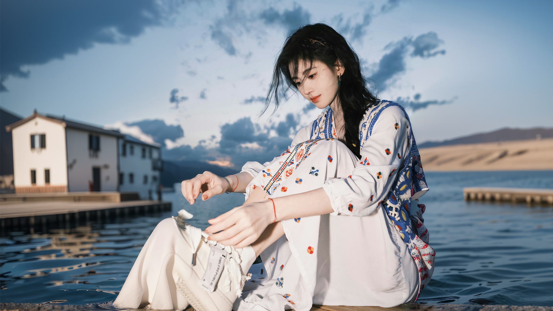 湖畔白衣少女