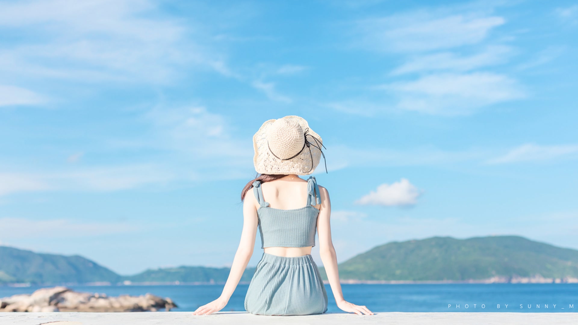 海边少女背影
